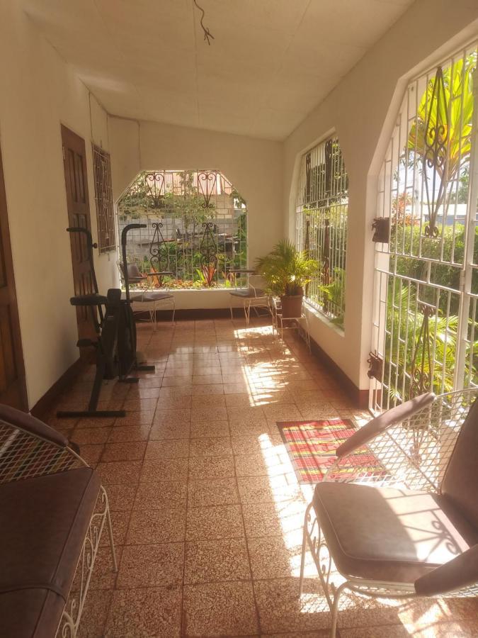 15 Min From The Airport In Kingston Jamaica Apartment ภายนอก รูปภาพ